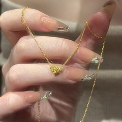 赤い本の新型のフラッシュ愛のネックレス2025ファッションの流行の高い顔の値の軽い豪華な大衆の設計の個性は百合します。