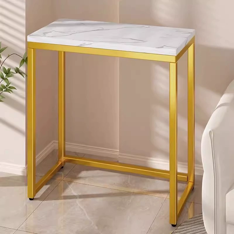 Стойка для подметания робота в гостиной рядом с диваном Несколько дозаторов воды размещены в шкафу рядом с шкафом для хранения аквариума