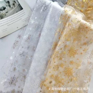跨境专供烫金雪花桌旗柔软网眼布欧美圣诞节装饰服装面料背景装饰
