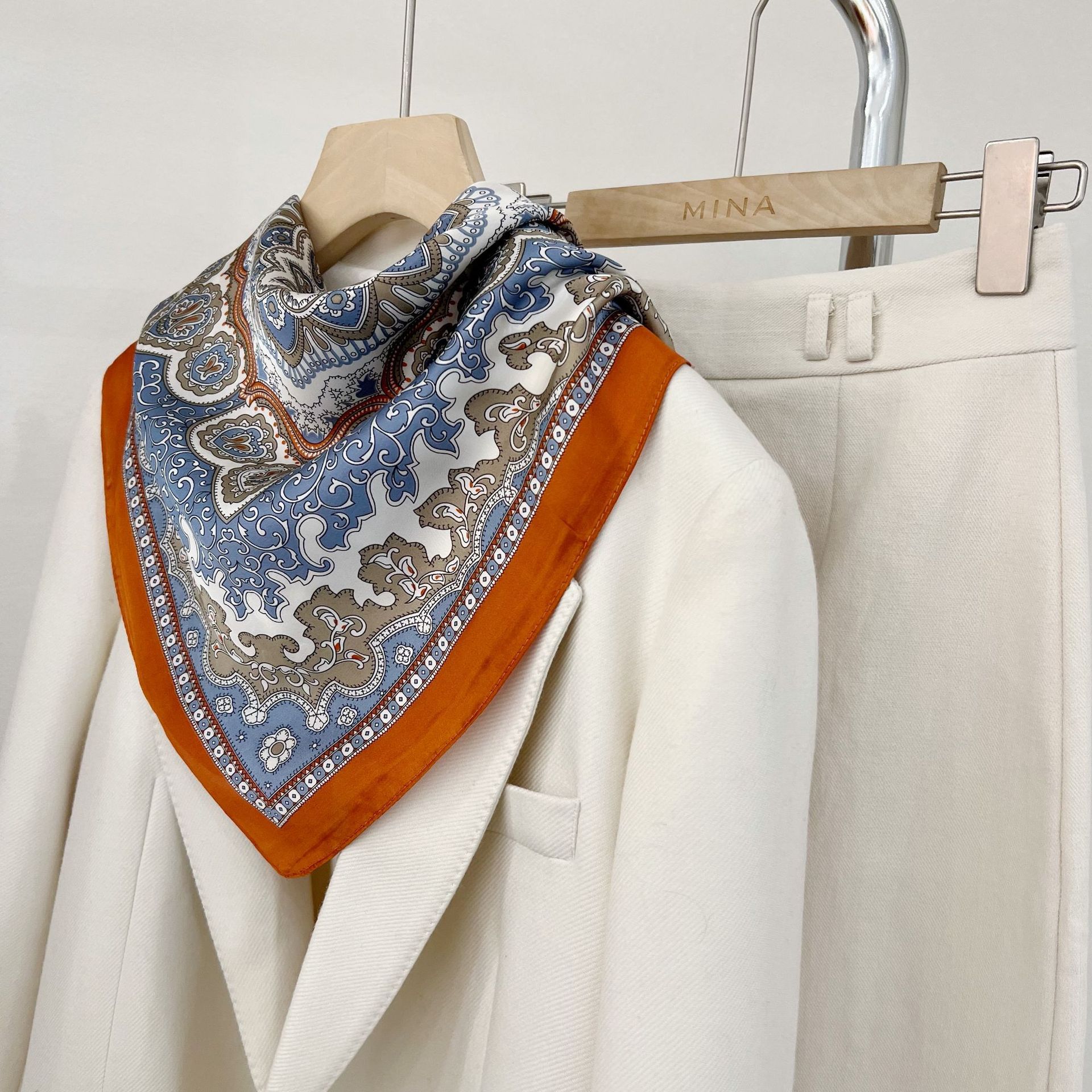 Impresión de letras tridimensionales nuevo estilo 70 pequeños accesorios de bufanda cuadrada bufanda de seda retro bufanda de ropa profesional bufanda de seda simulada