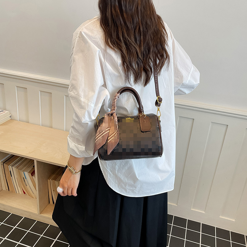 Trendy versatile handbag, small tote bag for women, large-capacity commuter pillow bag, new foreign trade model, shoulder and crossbody bag Trendy versatile handbag, small tote bag for women, large-capacity commuter pillow bag, new foreign trade model, shoulder and crossbody bag