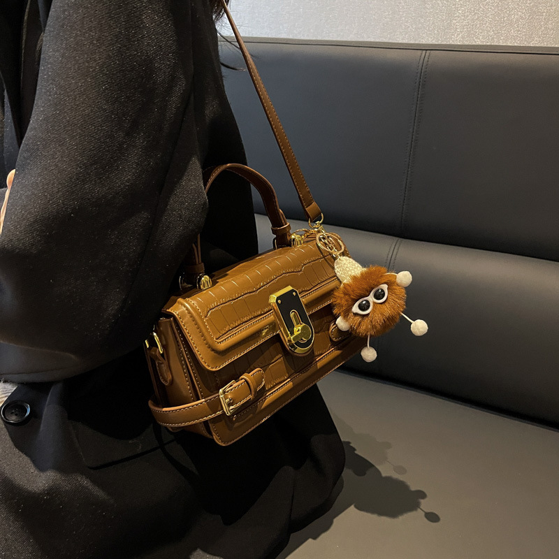 Trendy Niche Crossbody Bag, Small Square Handbag, High-End Commuter Crossbody Bag, Popular Women's Bag Trendy Niche Crossbody Bag, Small Square Handbag, High-End Commuter Crossbody Bag, Popular Women's Bag