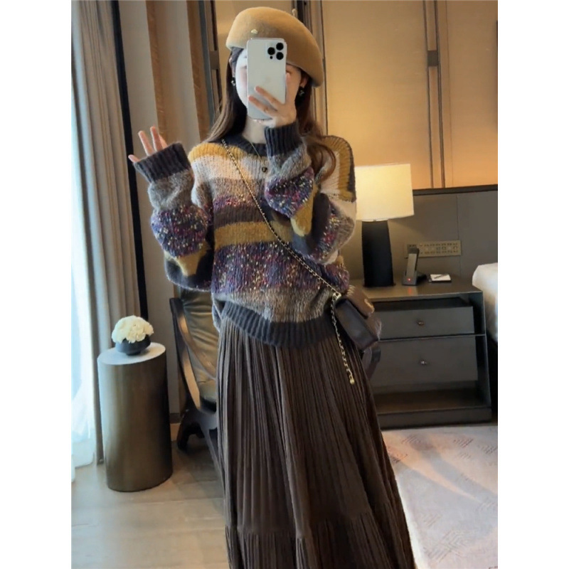 秋冬の新型のゆったりしたストライプのニットのセーターの丸首の厚いタイプのファッションカラーの女性の秋の服は組み合わせて上着を配合します。|undefined