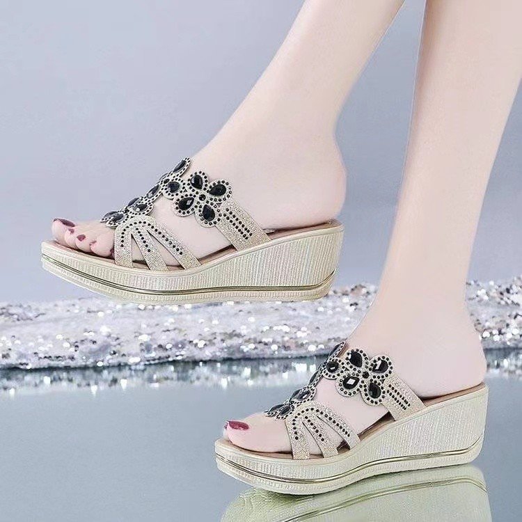 Fashionable women's slippers heels