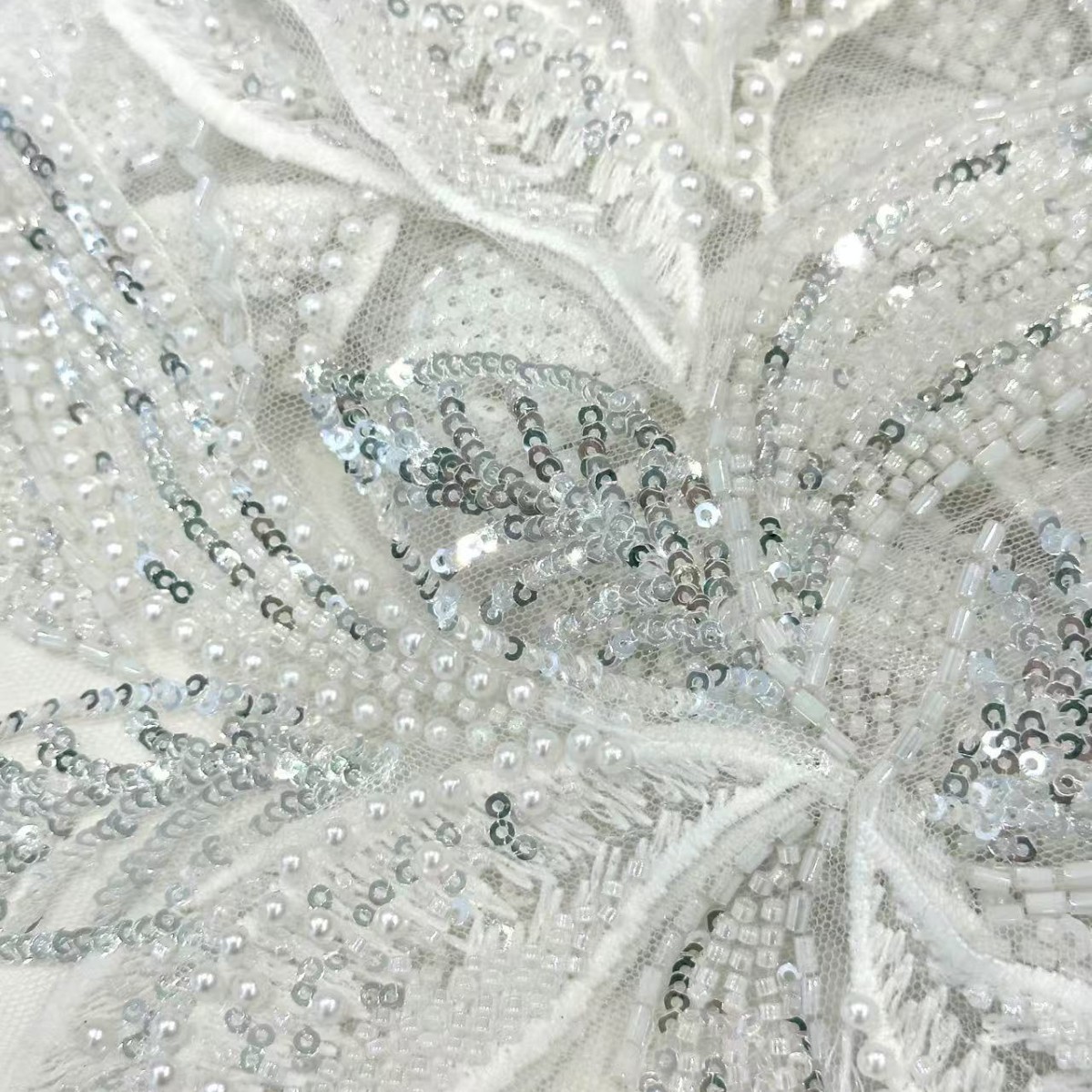 Industria pesada pétalos tridimensionales tubo de cuentas tela bordada vestido de novia de alto lujo cena vestido de moda tela bordada de cuentas de nicho
