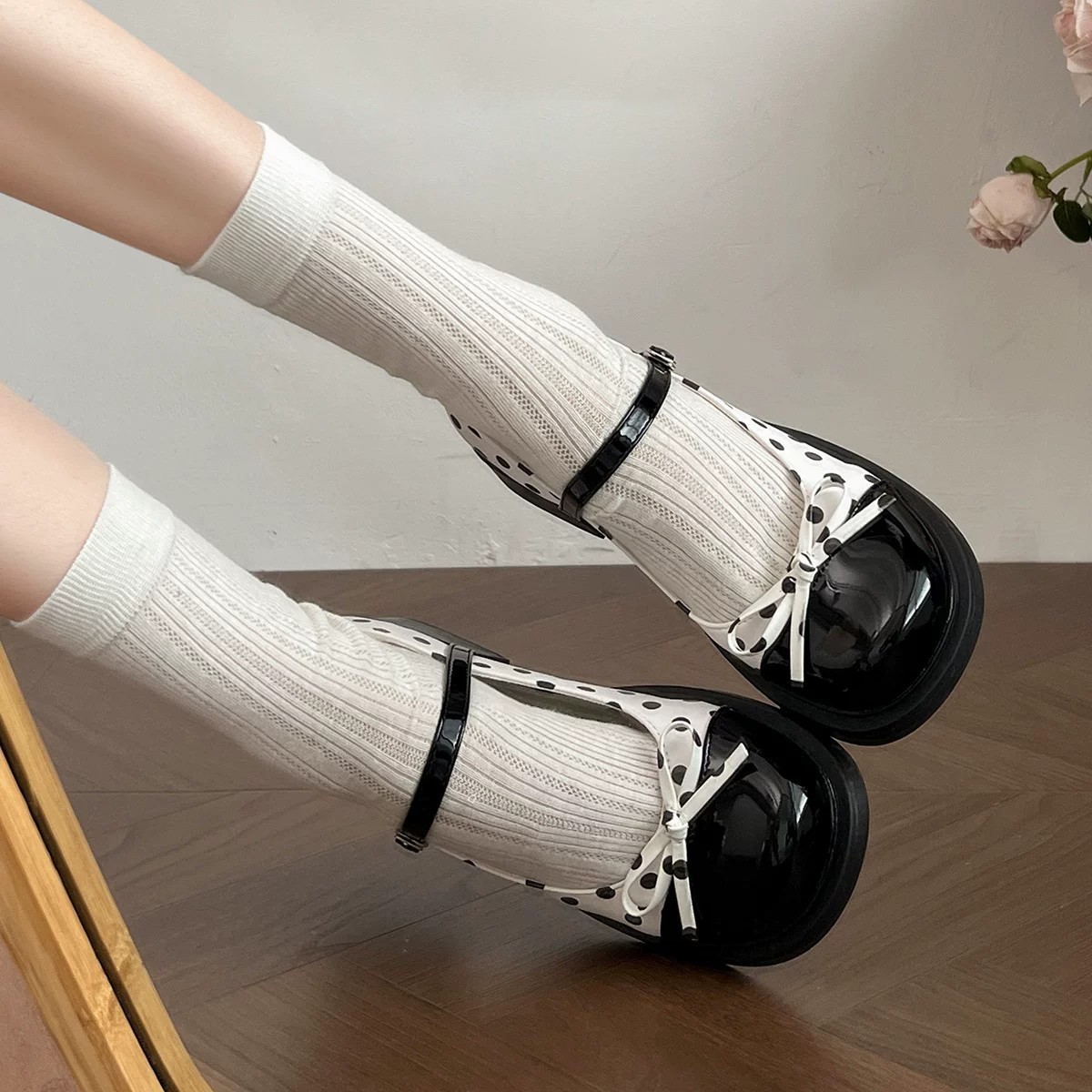 Retro estilo francés de tacones gruesos y poco profundos zapatos de punto ondulado para mujeres 2026 nuevos zapatos de verano con una falda de altura de zapatos de una sola pieza