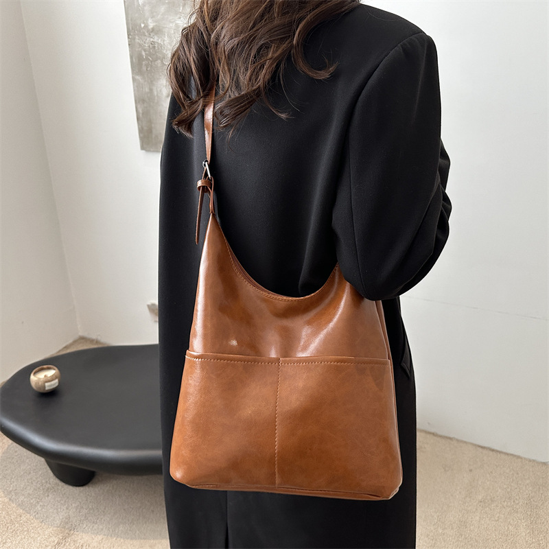 El nuevo diseño de moda de invierno 2024 este año popular bolso de hombro suave bolso de moda personalidad simple bolso de mujer