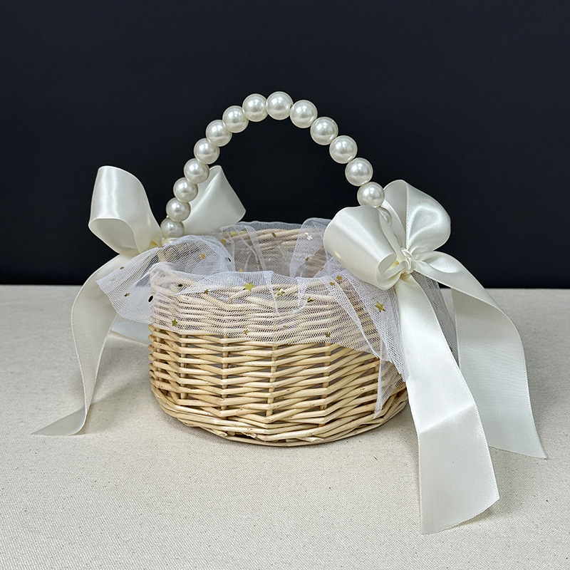 En stock Cesta tejida de mano de perla cesta de regalo de mano bolsa ins estilo dama de honor bambú ratán tejido arreglo floral cesta al por mayor