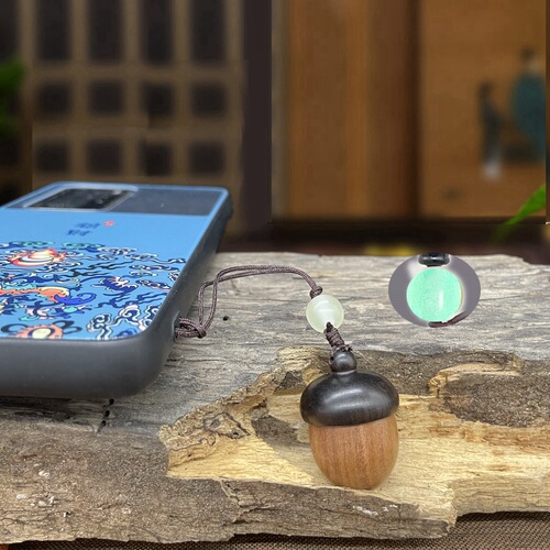 Creative acorn keychain solid wood pine cone personalized pendant internet celebrity wooden pendant men's and women's decoration diffuser