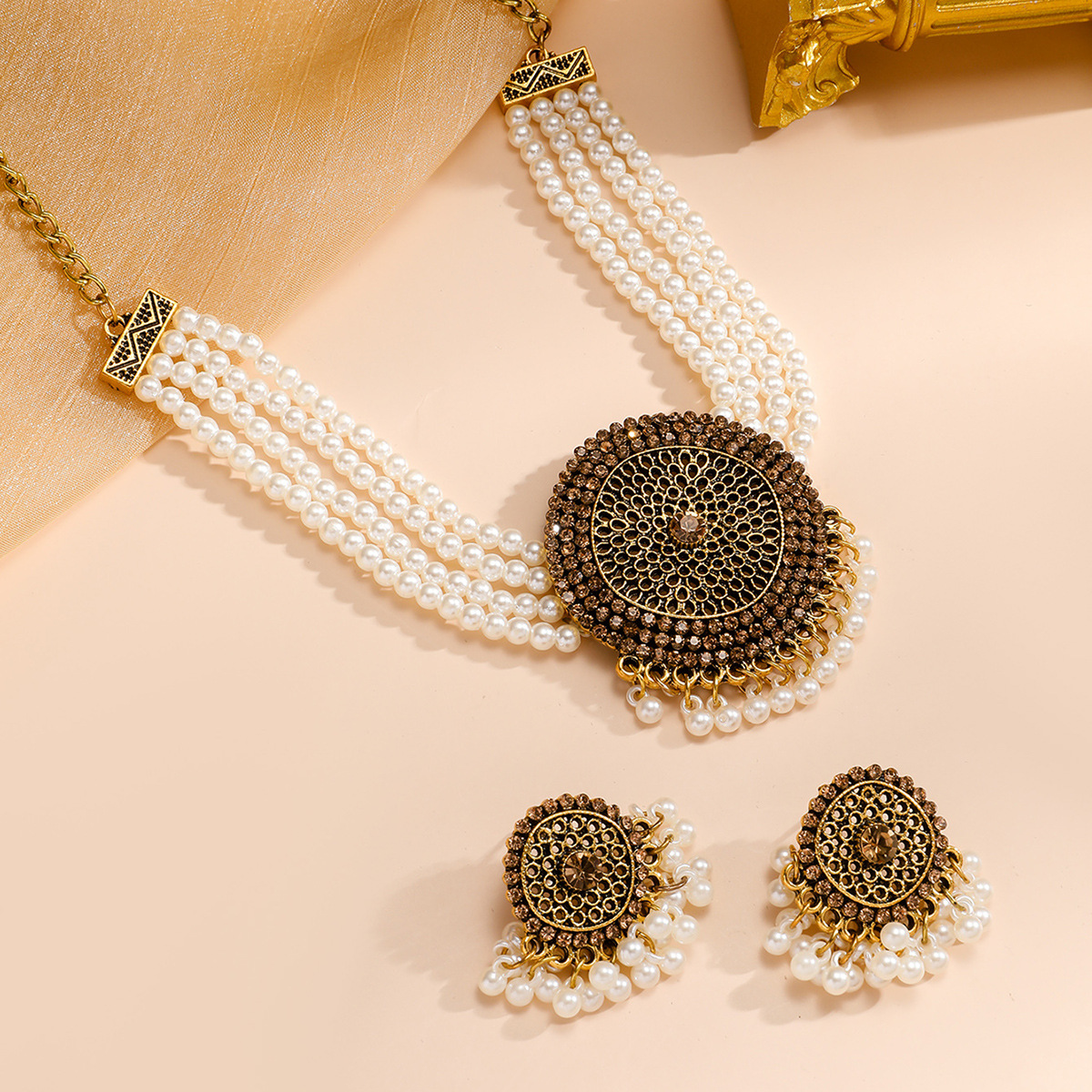 Sophisticated fashionable pendant pearl