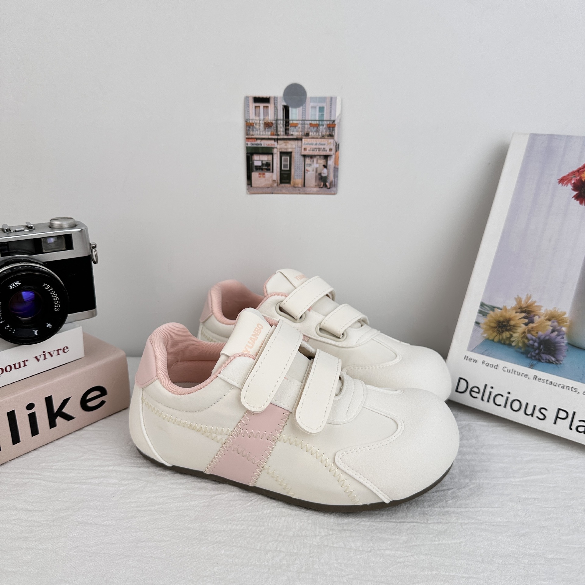 Zapatos de entrenamiento de mujeres Yuan Bode 2025, nuevos zapatos de suela delgada de verano, zapatos de bolsillo, zapatos de cabeza grande, horribles y bonitos.