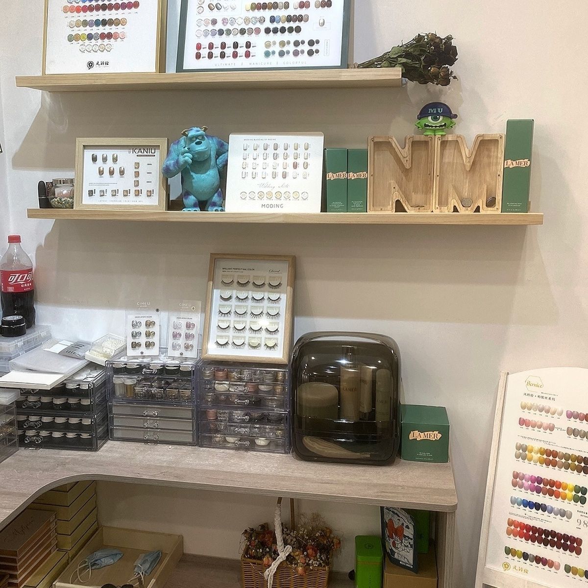 Estilo nórdico Partición de una palabra de madera maciza Estante de almacenamiento de uñas Estante de pared de sala de estar sin perforación Decoración de estantería