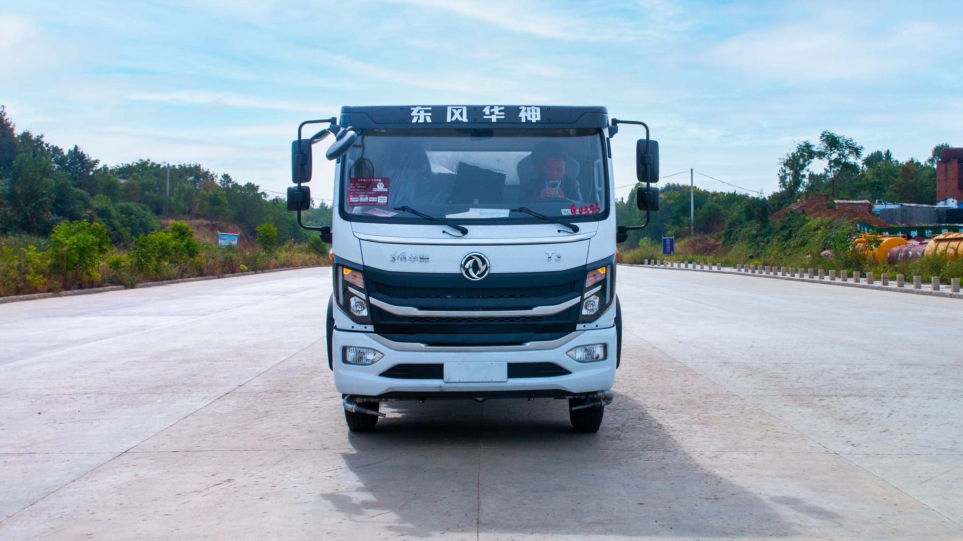 9.3 Square Dongfeng Huashen T3 Sprinkler Truck, Road Construction Site Dust Reduction, Landscaping Sprinkler Truck
