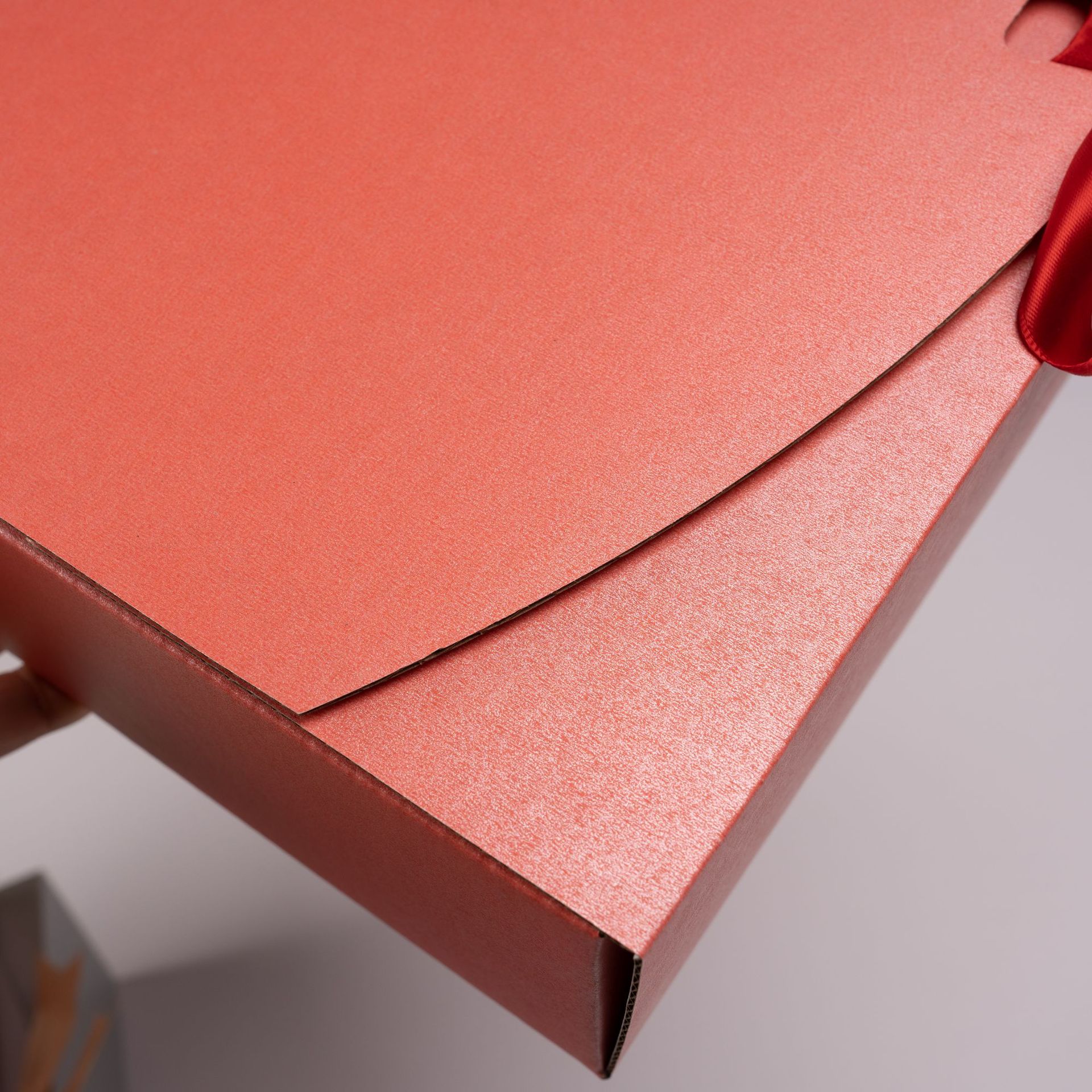 Caja de avión de color extra duro, caja de embalaje de lazo, ropa interior, accesorios de ropa, logística urgente, embalaje de comercio electrónico, caja de papel en stock