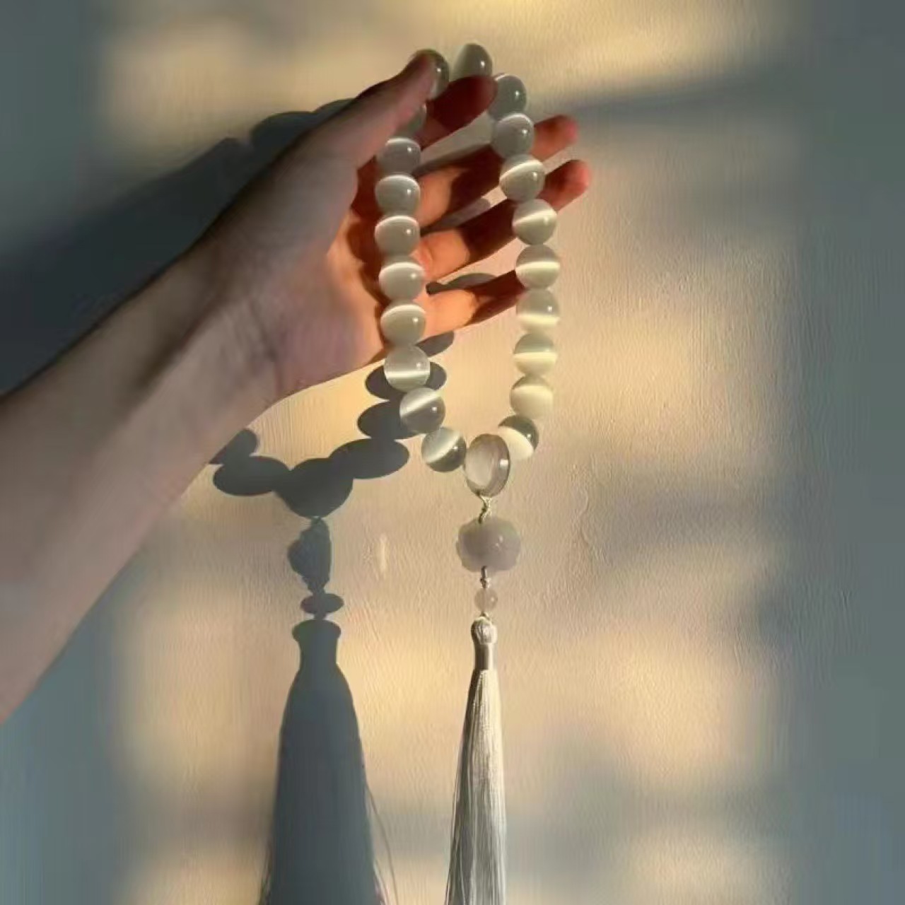 White moonlight cat's eye stone holding Shibazi ancient writing bracelet for girls to play with beads and tassels small hands twisting fingers soft ancient style