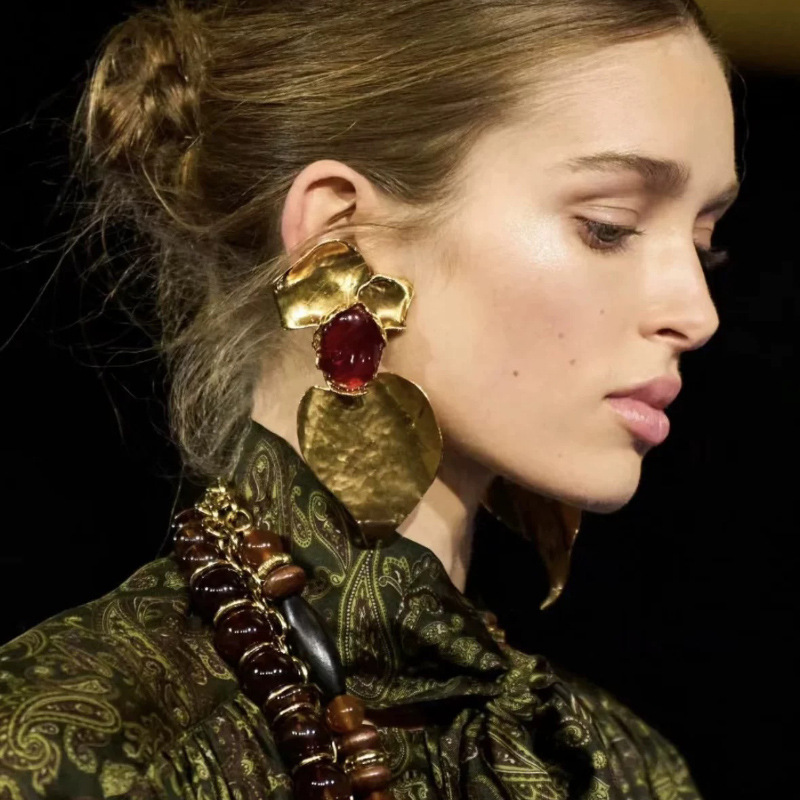 French Retro Niche Design Sense Bump Texture Peach Heart Leaf Gem Earrings Light Luxury Elegant Fashion Earrings for Women