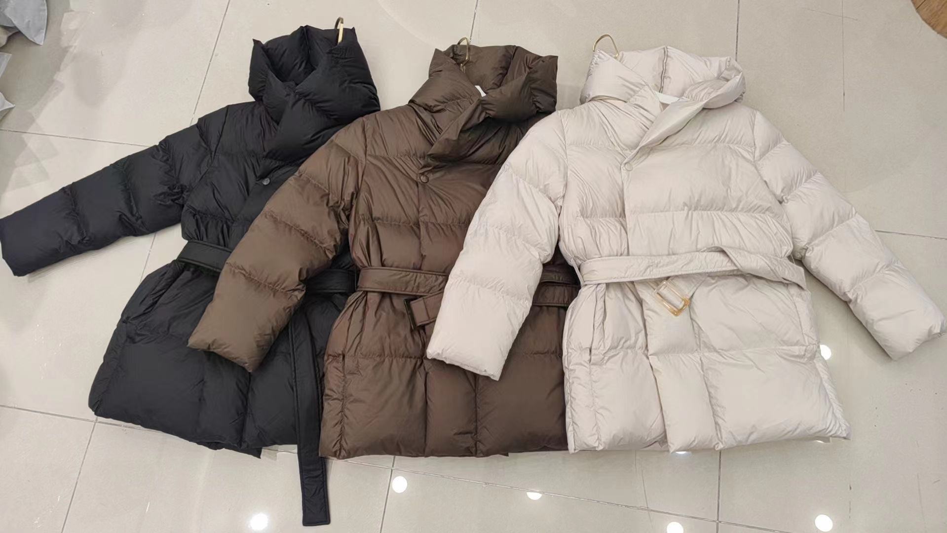 Waist-Slimming Down Jacket For Women, Hooded Short Style, 90% White Duck Down, Thickened, High-End Feel, Elegant Winter_voghion.com
