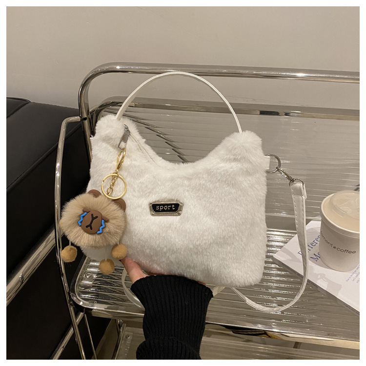 新しい秋冬のぬいぐるみはミンクの毛をまねてファッション的な洋気のペンダントの純色の大容量の斜め掛けの片肩のハンドバッグの女性の柔らかいです。|undefined