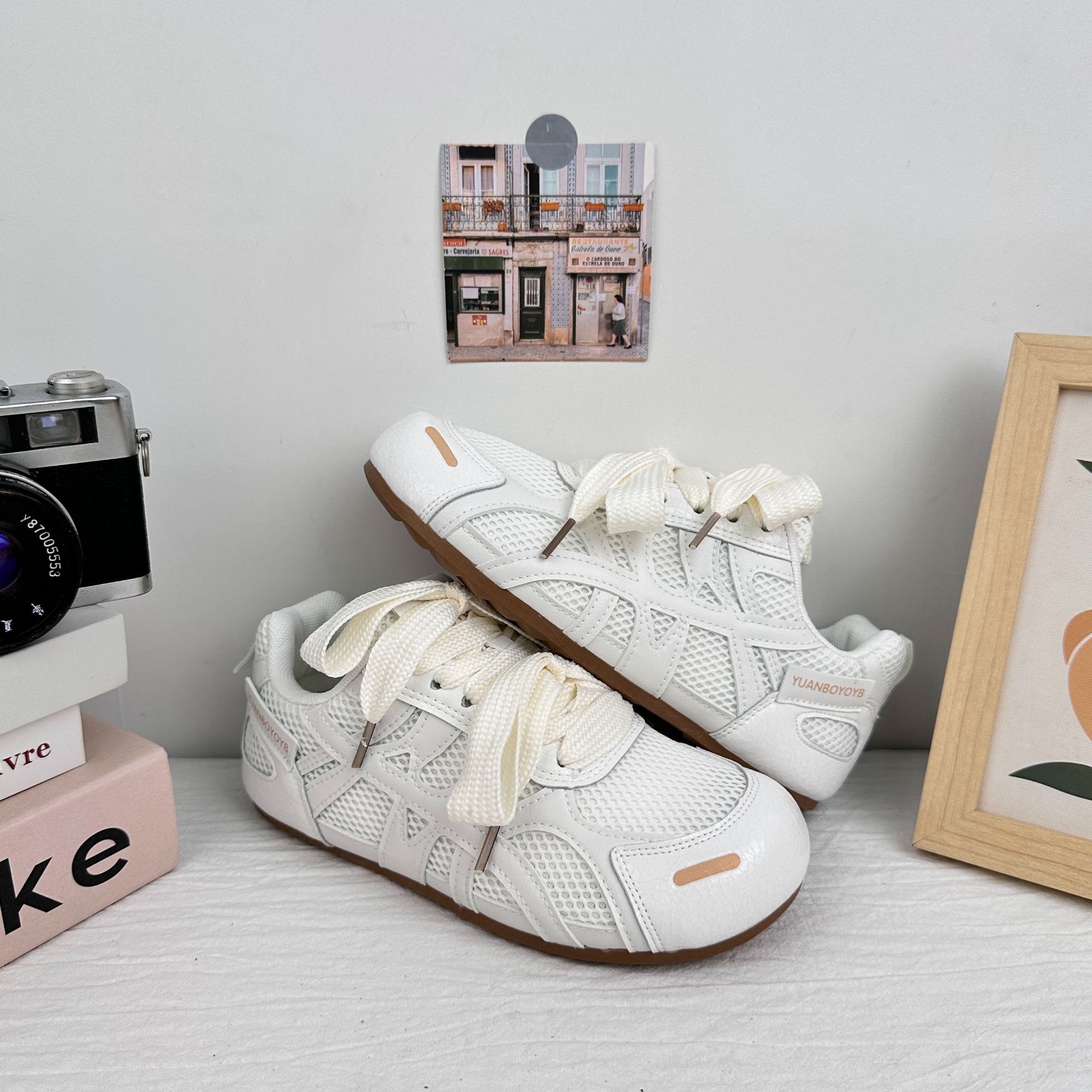 Yuanbo a través de la red fea y linda Forrest Gump zapatillas mujer 2025 verano nuevo nicho versión coreana del entrenamiento alemán deportes pequeños zapatos blancos en nombre del cabello