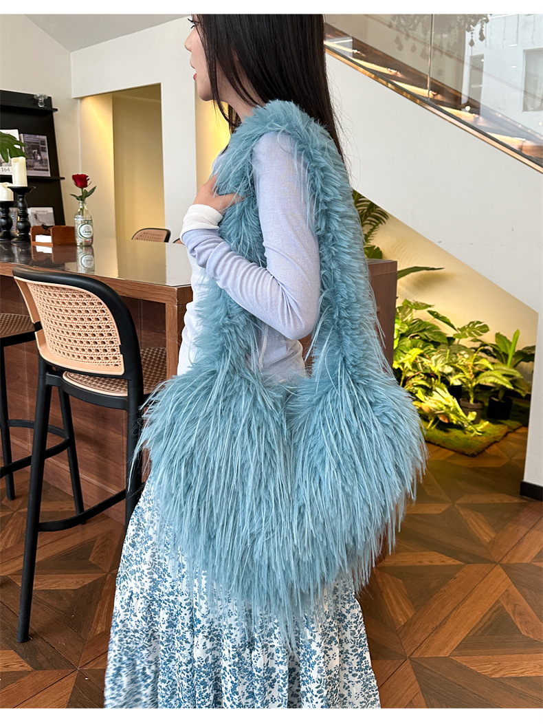 Women's 2024 autumn/winter new tassel heart-shaped fur plush spicy punk style large capacity shoulder bag_voghion.com