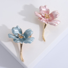 New product with simple and elegant temperament, oil dripping flower brooch, Korean style fashion clothing accessories, women's anti-exposure flower brooch