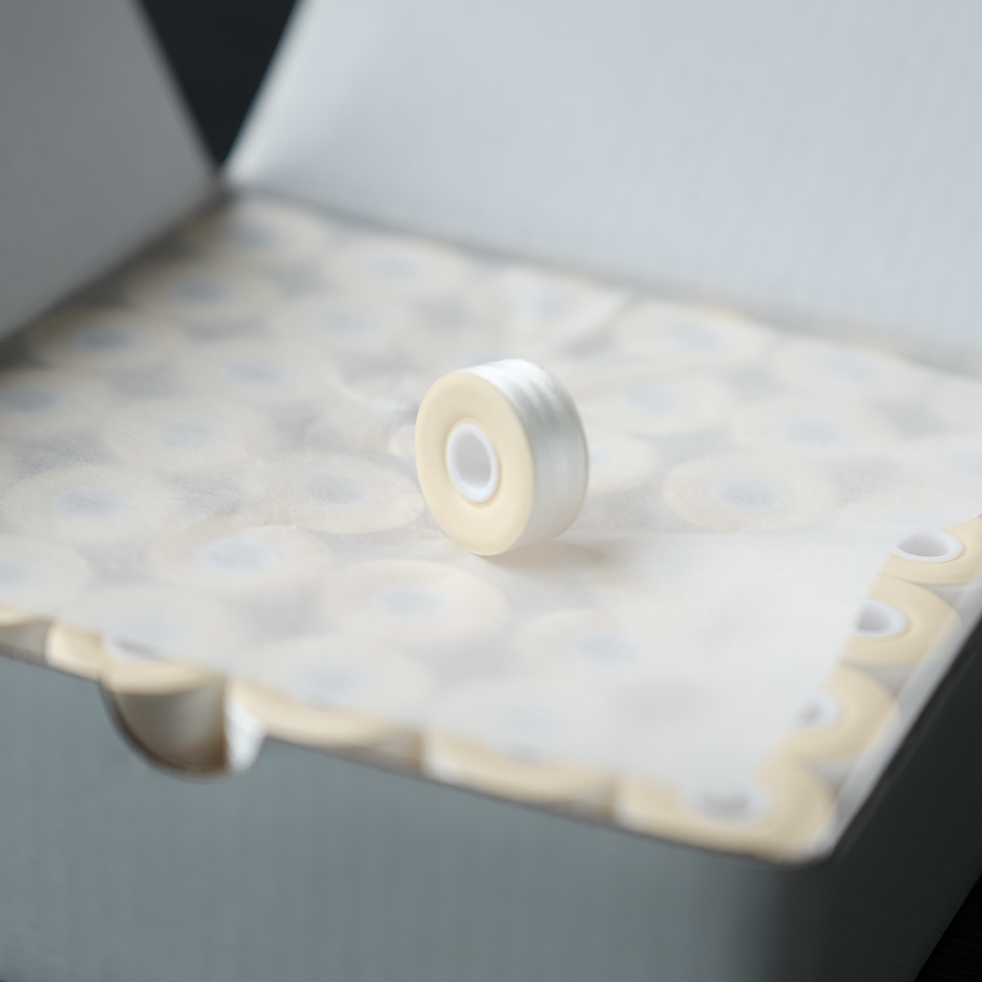 75D/2 흰색 L 자형 종이 가장자리 자수 하단 라인 미리 감기 보빈 실 판지