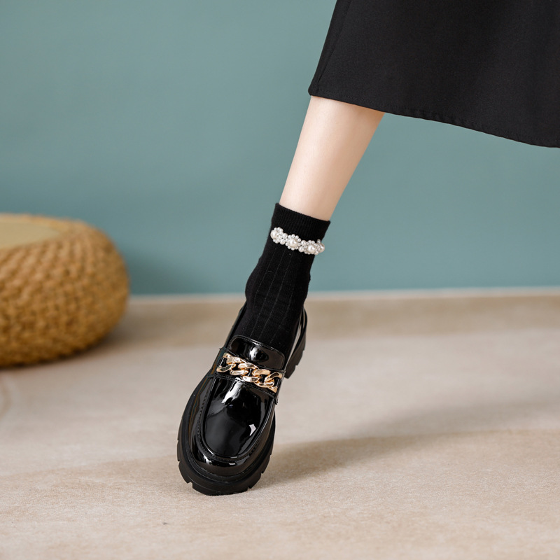 Mocasines de fondo suave para mujeres 2024 primavera y otoño nuevo cuero genuino deslizamiento-en fondo grueso hebilla de metal retro estilo británico zapatos de cuero