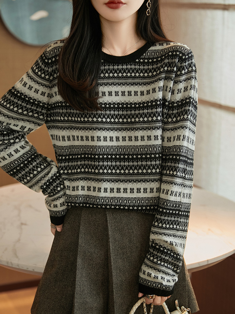 Áo len cổ tròn họa tiết Fair Isle dệt nổi mỏng nhẹ — đen