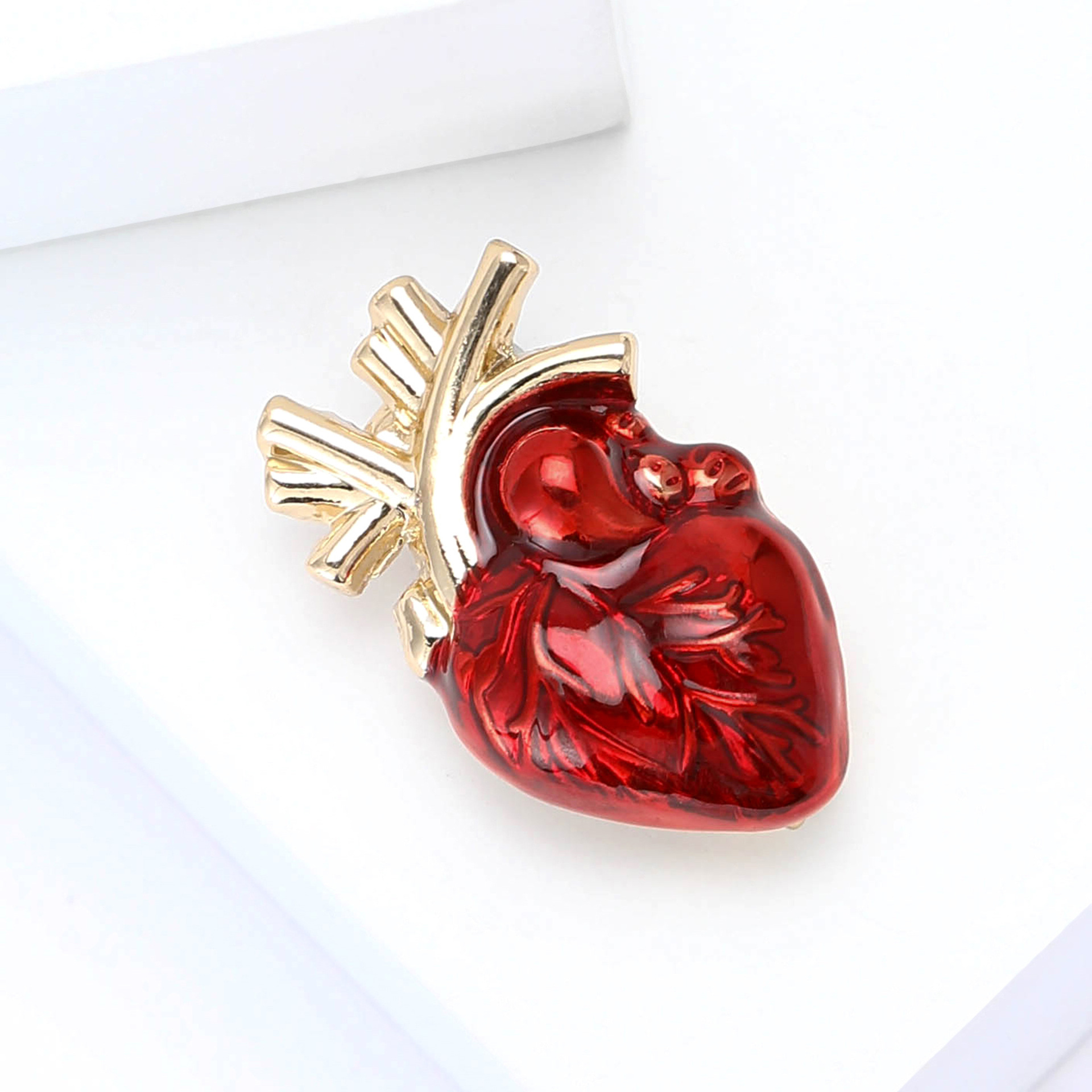 New European and American personality alloy enamel heart brooch versatile creative ladies suit coat corsage jewelry pins