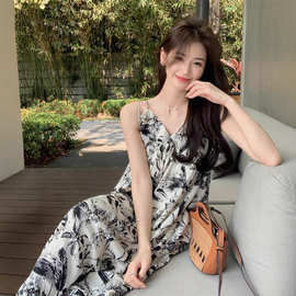 水墨印花v领吊带连衣裙夏季女法式小众宽松慵懒风过膝长款碎花裙