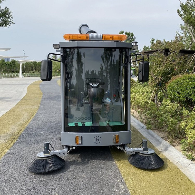 鲁鸿雾炮款多功能清扫车 公园景区扫地车 续航里程高 扫路机