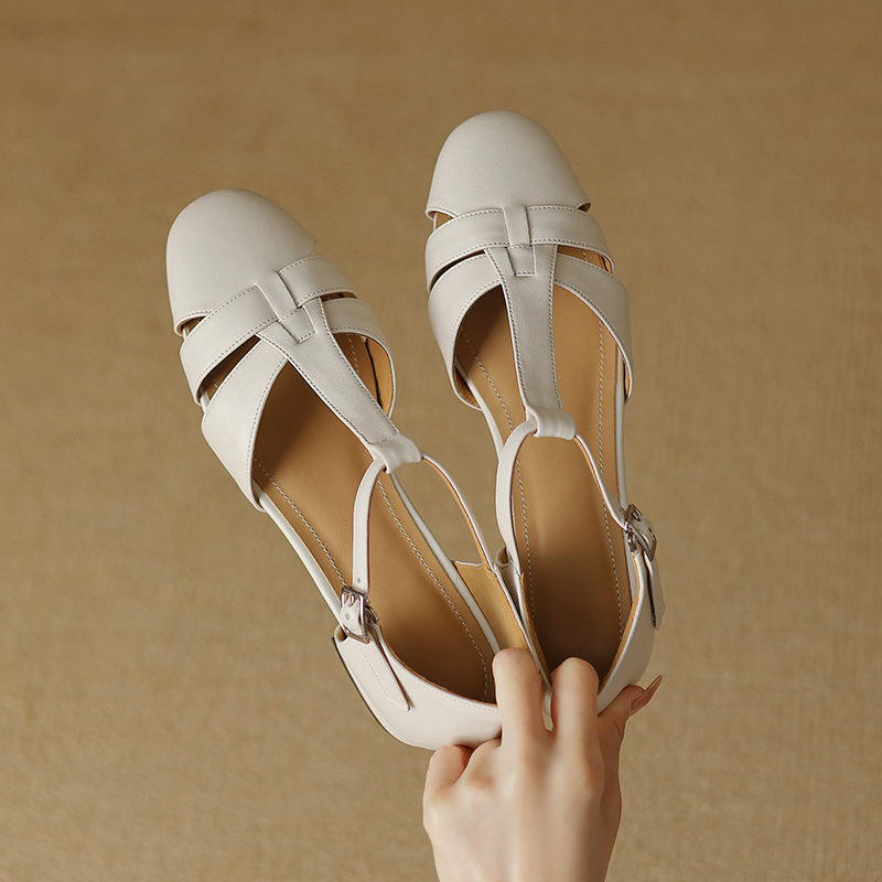 Sandal nữ bít mũi khóa chữ T phong cách La Mã cổ điển, gót thấp — Màu trắng be