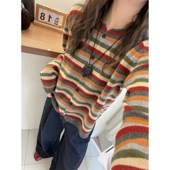 5096色のストライプの上着の女性はやせているセーターを見せます。