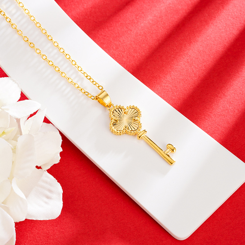 Nuevo trébol de cuatro hojas colgante de oro accesorios DIY nicho femenino Tipo de llave tienda de oro mismo estilo de luz de lujo estilo personalidad todo partido