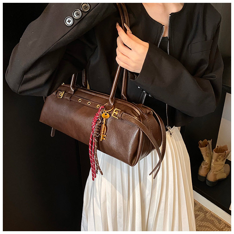 Túi xách baguette nữ phong cách retro, túi đeo tay và kẹp nách thời trang, kiểu dáng gối mềm mại — Burgundy không có mặt dây chuyền, Màu nâu không có mặt dây chuyền, Màu đen không có mặt dây chuyền, Màu nâu với mặt dây chuyền chi tiết 10