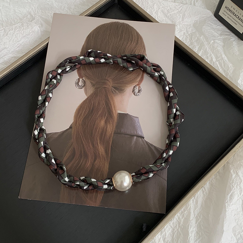 Pañuelo de seda con collar de perlas tortas Primavera y verano Nuevos productos Temperamento de moda Decoración multifuncional Pañuelo de seda con hebilla magnética para mujer
