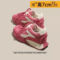 ラズベリーピンクの中で高くなった阿甘靴の女性2025の新型の小さい背の厚い底の徳訓靴の春秋のファッションのカジュアルシューズ