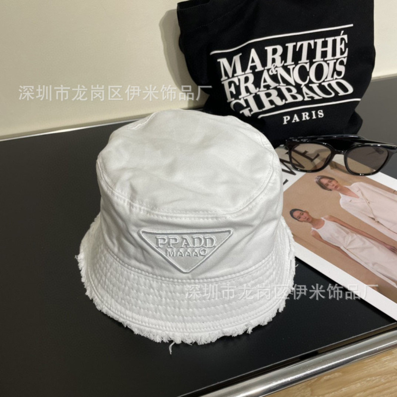 三角ロゴの立体文字刺繍のローエッジフィッシャーマンハット。とてもトレンディで多用途で、旅行の必需品です。|undefined