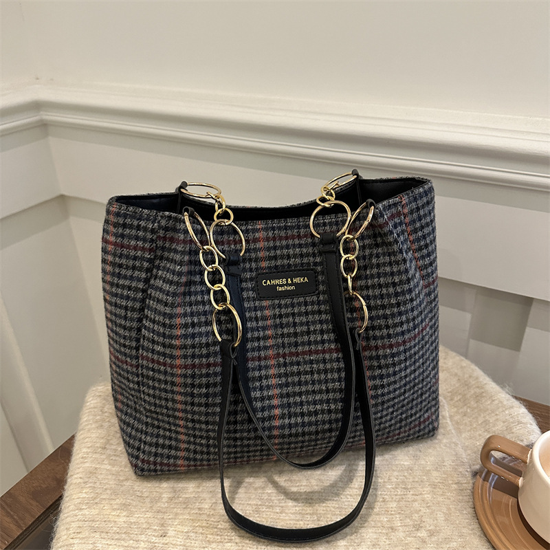 Bolso retro para mujeres 2025 primavera nueva celosía de gran capacidad relajada sensación de moda casual mochila de hombro