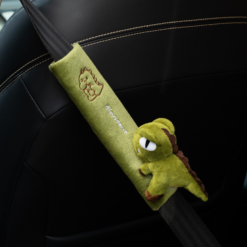 萌えは新型の自動車シートベルトの肩カバーをかわいがります。|undefined