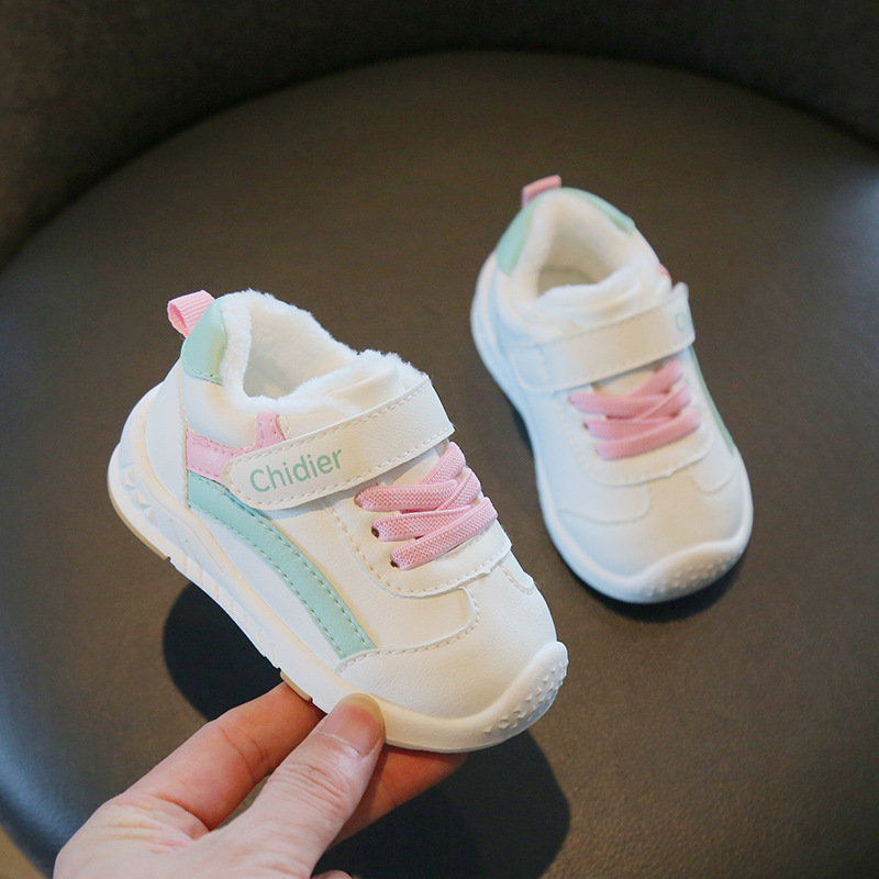 Invierno nuevos hombres y mujeres de fondo suave zapatos de niño bebé zapatos blancos forrados de lana zapatos de tablero caliente dos algodón entrega de una sola pieza