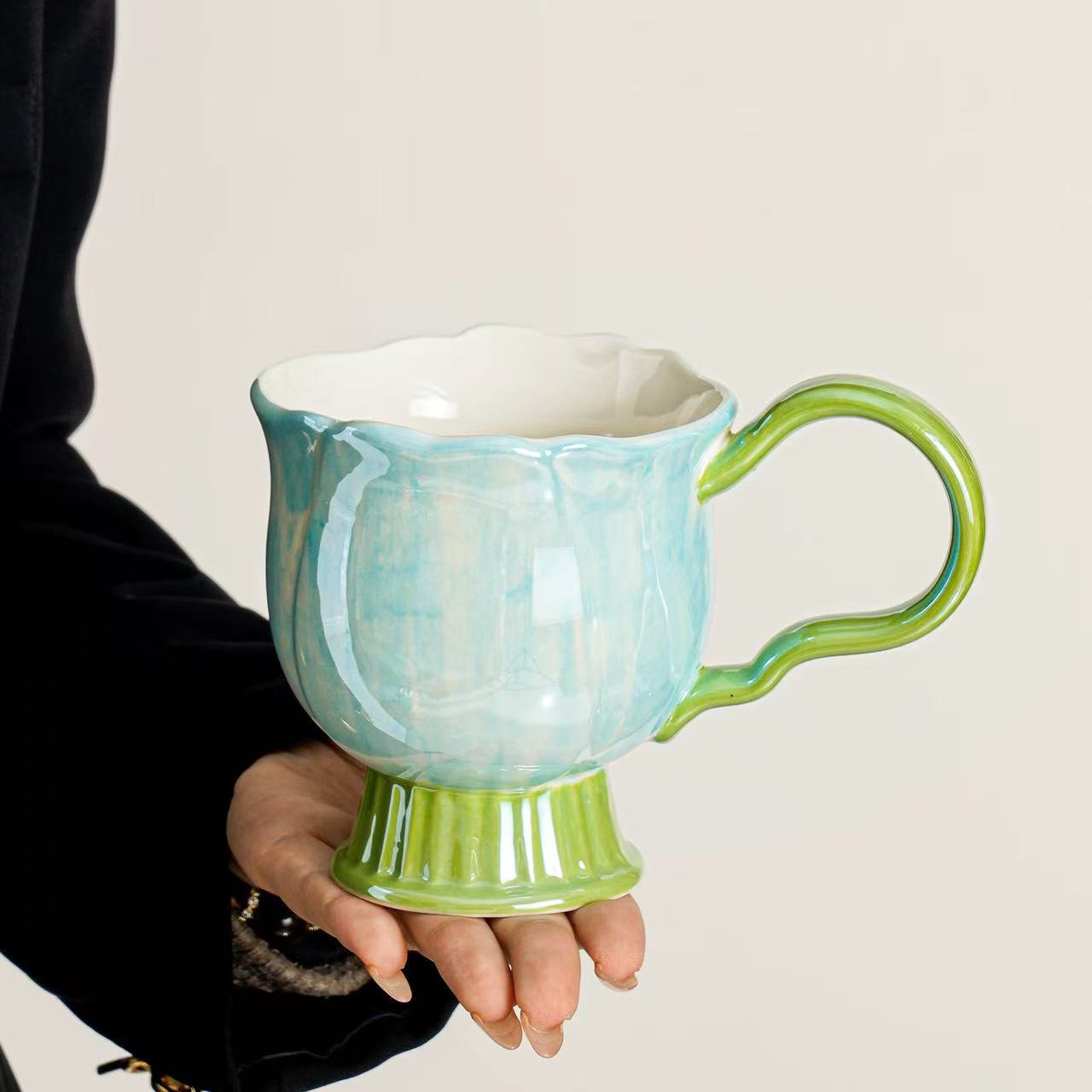 Flores de mano taza de pies altos - azul