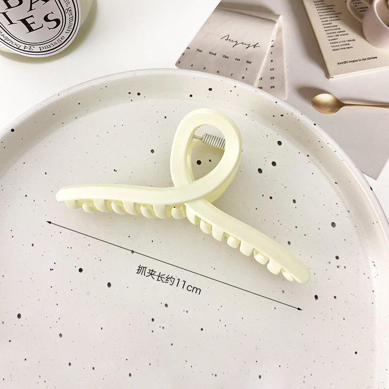 Creamy white criss-cross 11cm