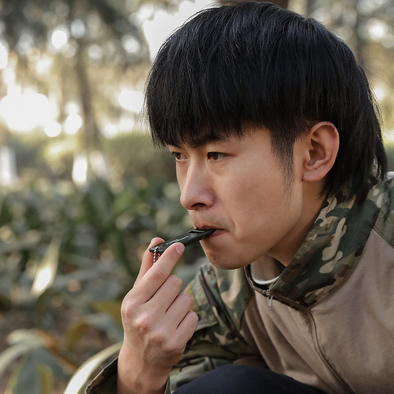 Kit de supervivencia al aire libre T1, caja de herramientas con pedernal, silbato y accesorios multifuncionales