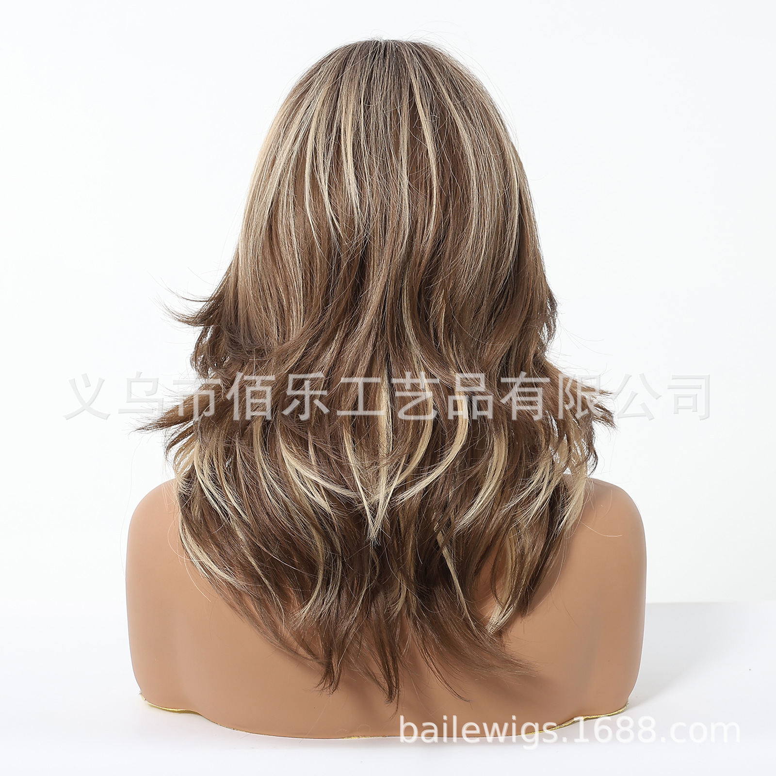 Nueva peluca de venta caliente, color marrón, cabello rizado de longitud media, cubierta de cabeza completa, fibra química, hair femenino, stock europeo y americano al por mayor
