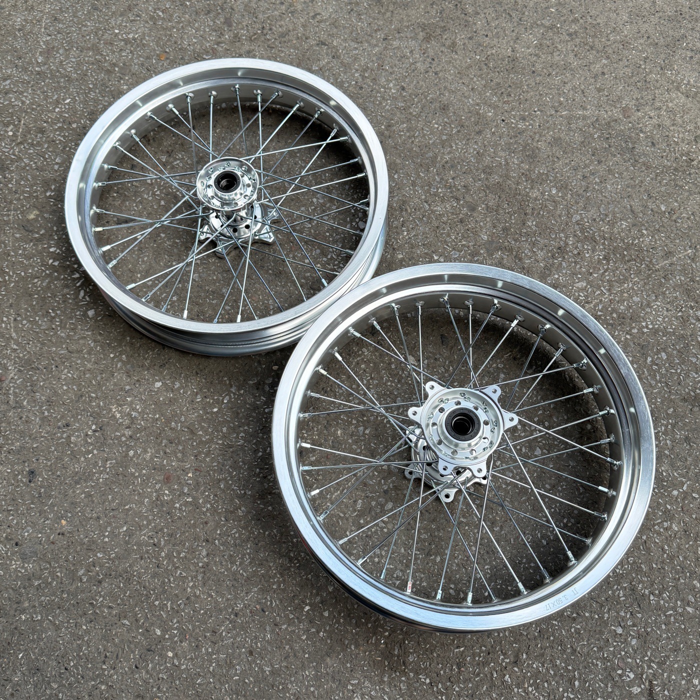 Suitable for QiuLongJiFeng front wheel set 2.50-17 and rear 3.50-17 aluminum alloy wheel hub assembly, silver widened rims