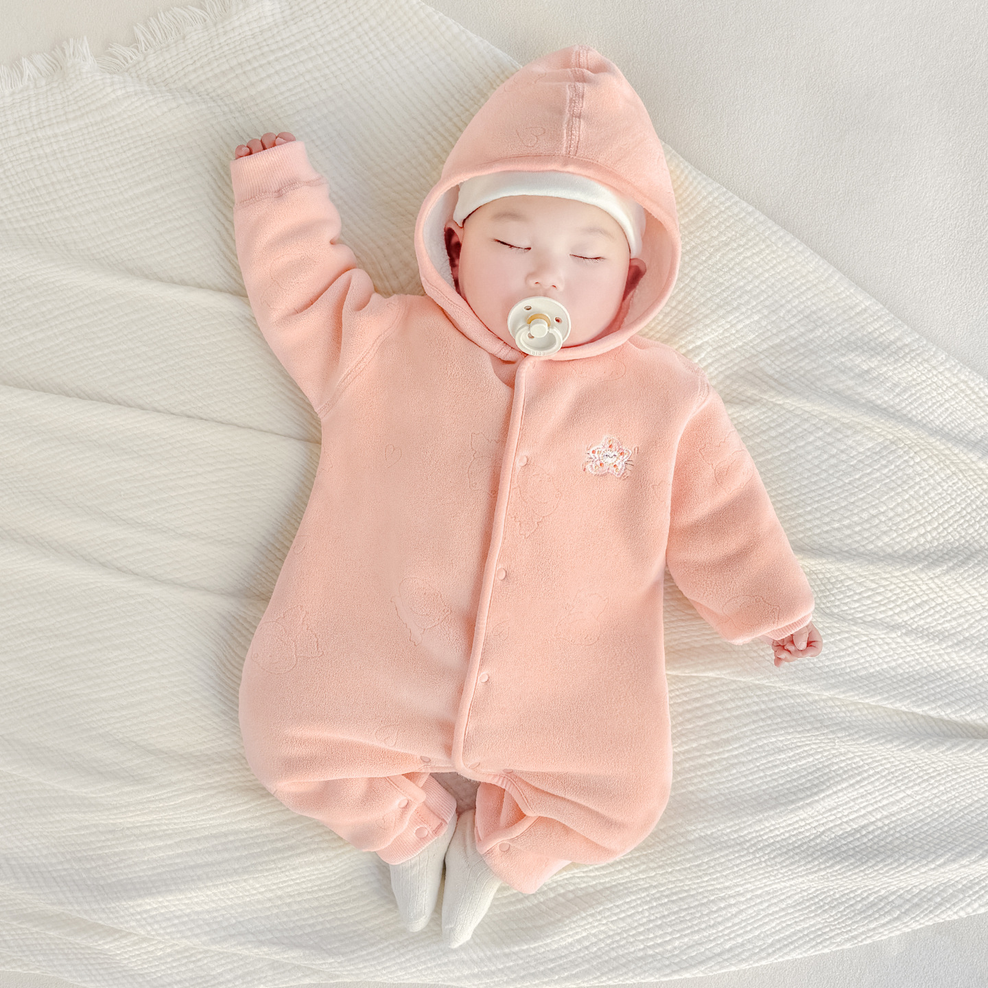 Baby overcoat otoño y invierno ropa recién nacida para hombres y mujeres con pijamas cálidos de terciopelo para niños pequeños que salen ropa de invierno