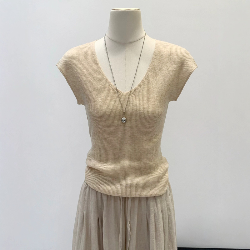 High-End Pure Desire Slim-Fit V-Neck Knitted Short-Sleeve T-Shirt for Women, Summer 2026 New Style, Chic and Elegant, Thin and Slimming Top