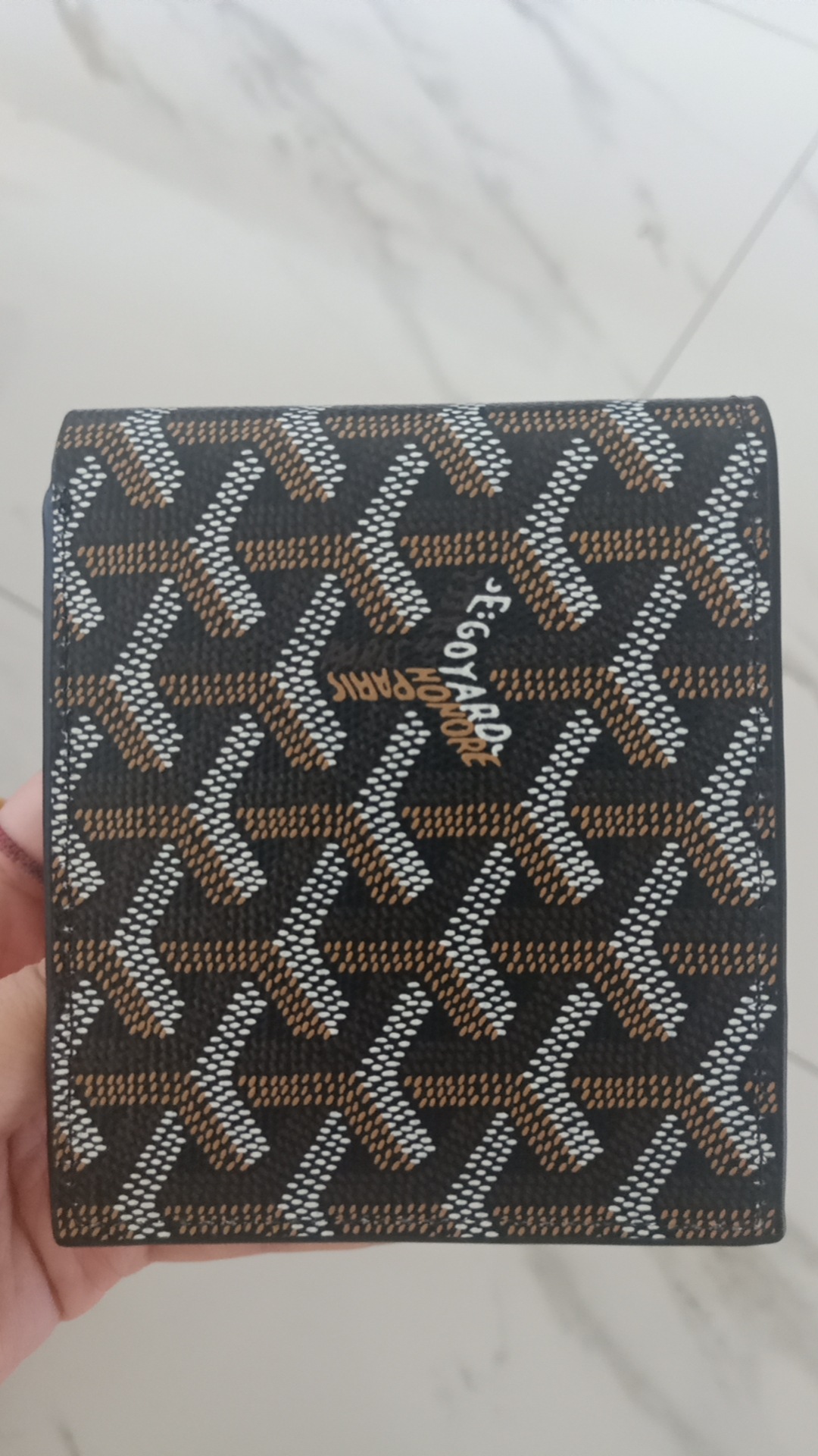 흙 같은 노란색과 검은 색