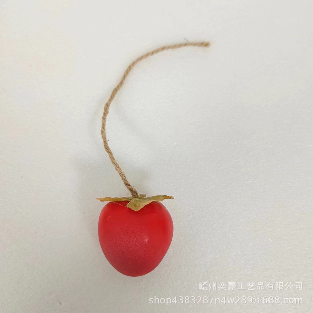 밧줄로 큰 붉은 뾰족한 감 하나